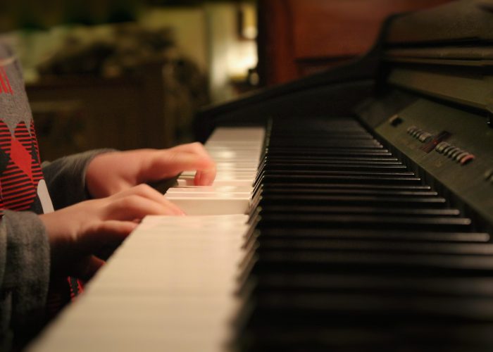 child playing the keyboard